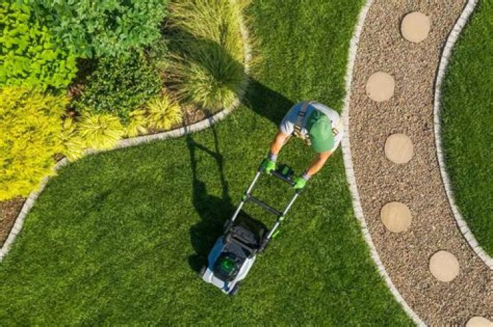 How much salary do landscapers make?
