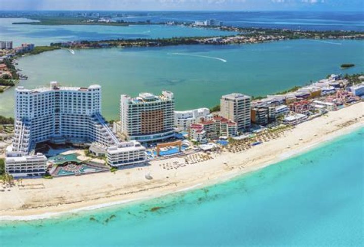 Is it safe to go to Cancun while pregnant?