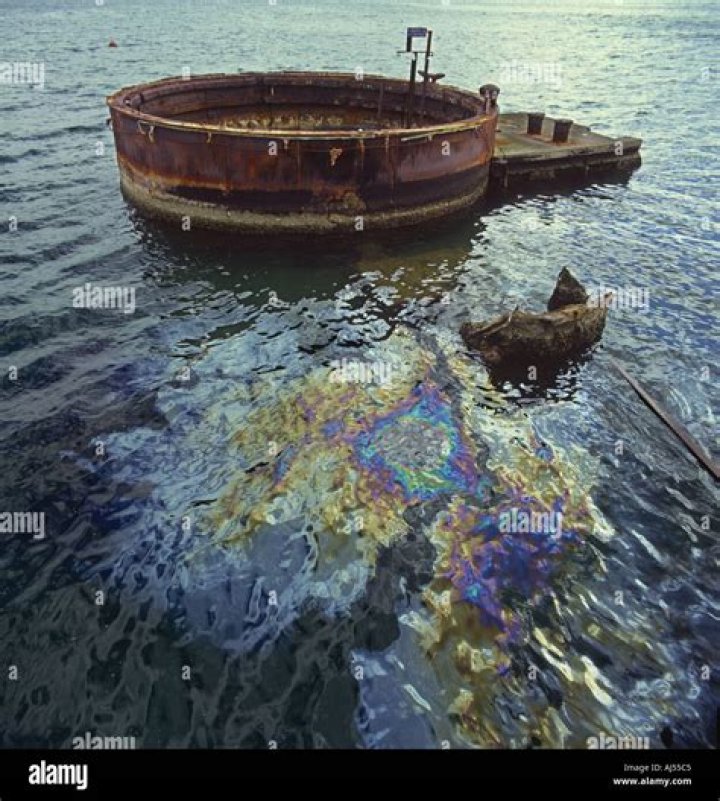 Is the USS Arizona still leaking oil?