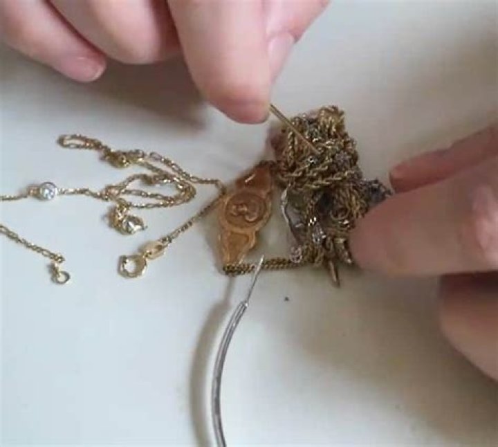 Is there an easy way to untangle necklaces?