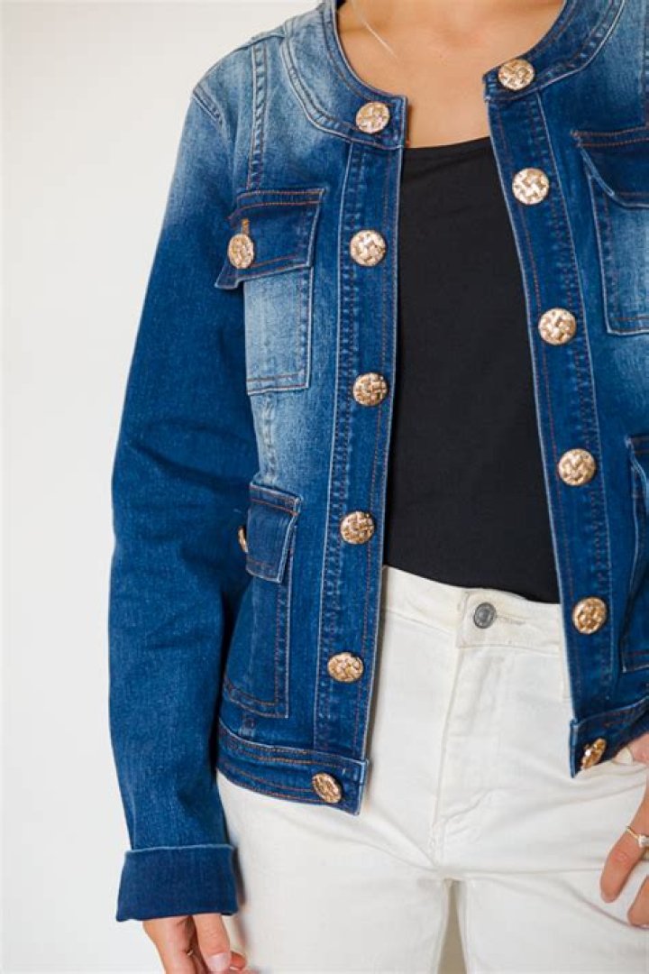 Should a denim jacket be able to close?