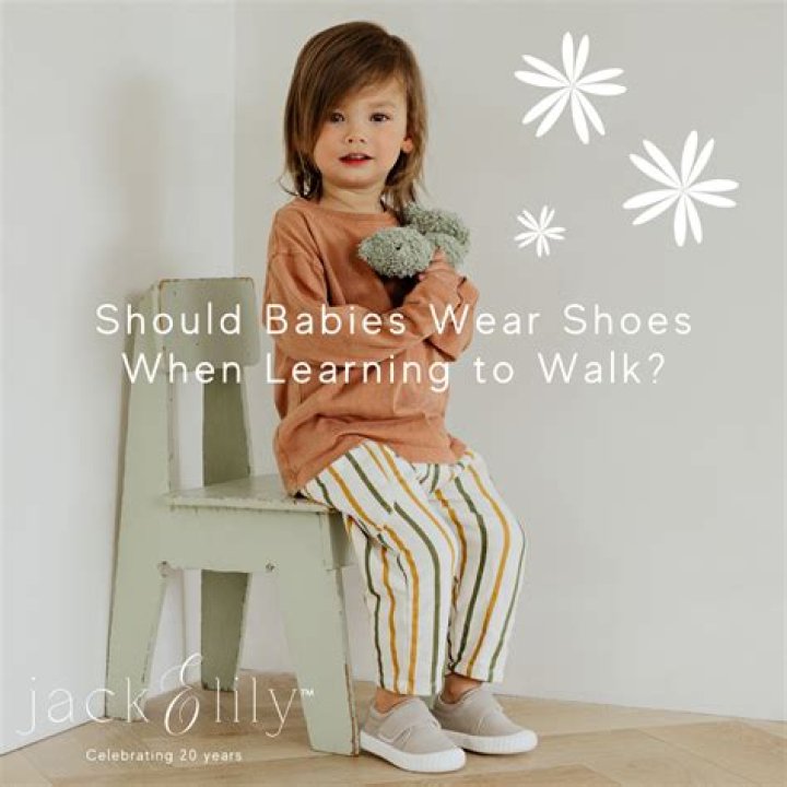 Should babies wear shoes when learning to walk?