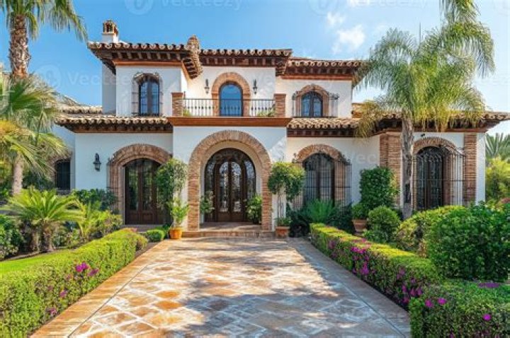 What are large Spanish estate called?