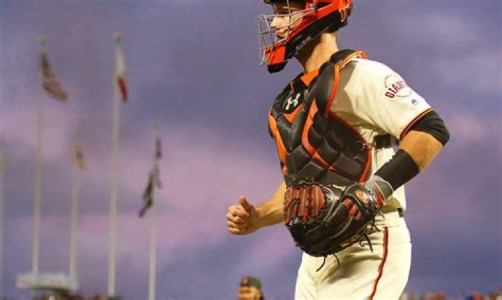 What catchers glove does Buster Posey use?