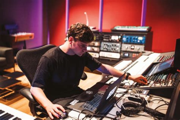 What DJ equipment does Martin garrix use?