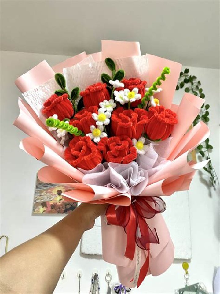 What do 24 red roses mean?