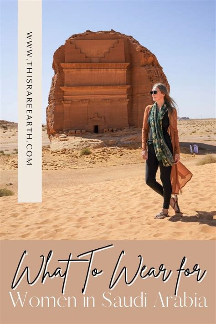 What do female tourists wear in Saudi Arabia?