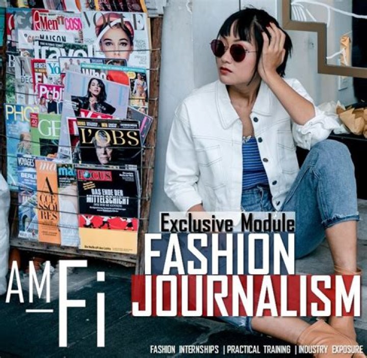 What does a fashion journalist do?