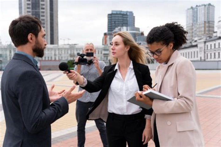 What does a media journalist do?