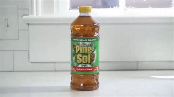 What happens if you mix Pine-Sol and vinegar?