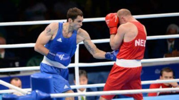 What is a bolo punch in boxing?