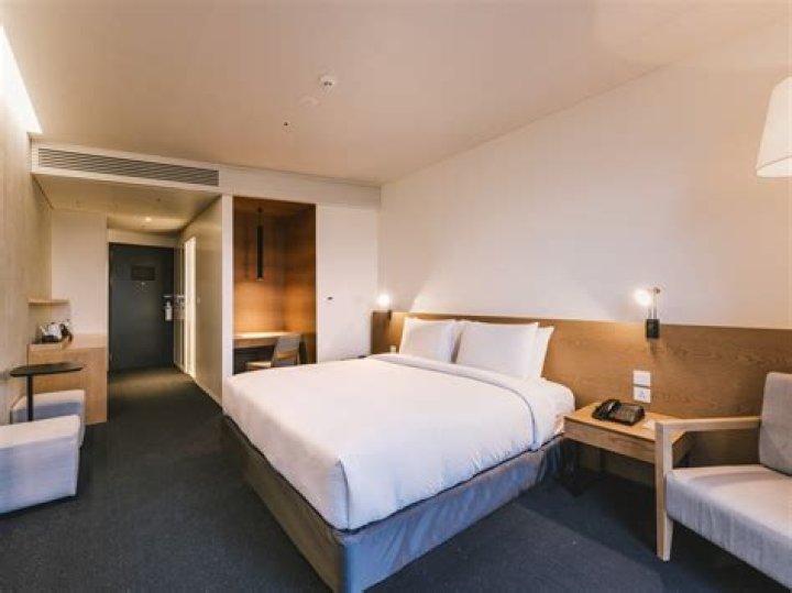 What is a standard room in a hotel?