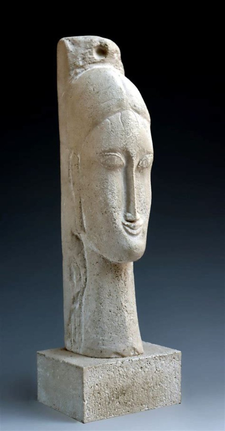 What is one similarity between the ways that artists Henry Moore and Amedeo Modigliani approached sculpture?