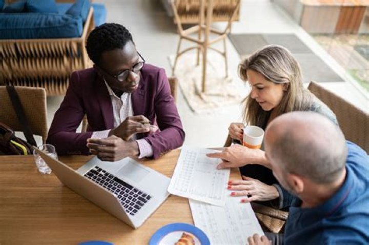 What is the essential difference between the two reporting options specified in Uspap Standards Rule 2 2?