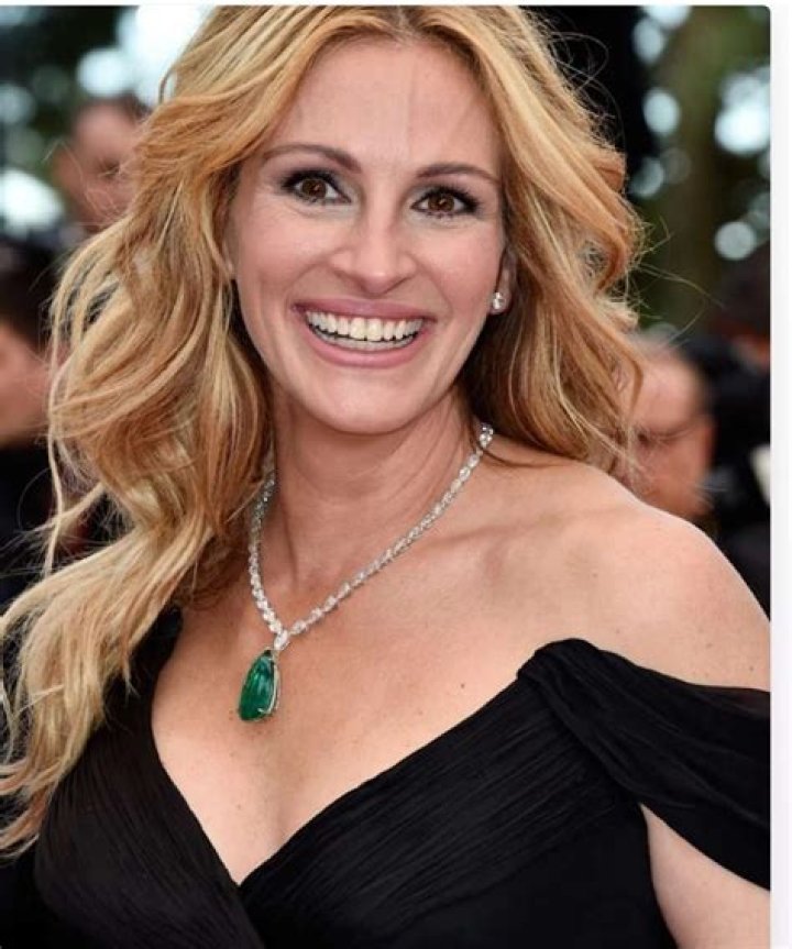 When did Julia Roberts turn Hindu?