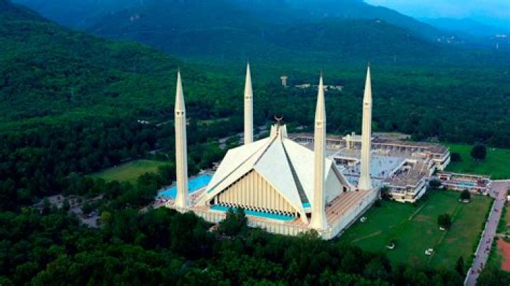 Which is biggest mosque in Pakistan?