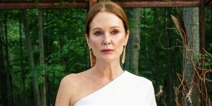 Who does IAN end up with in Siren's lament?