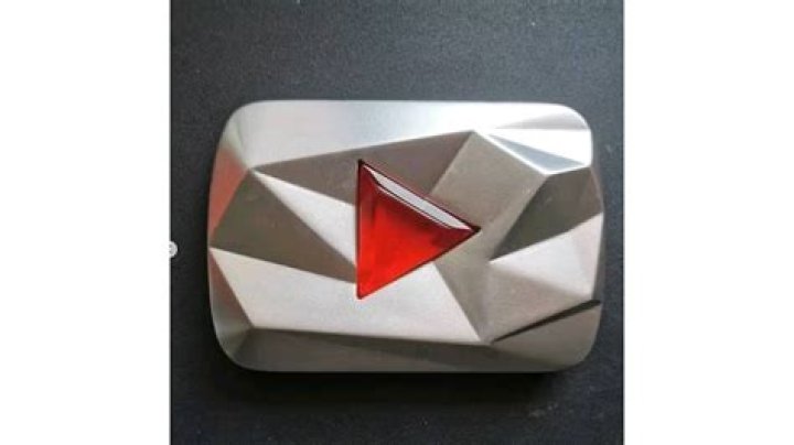 Who has got red diamond play button?