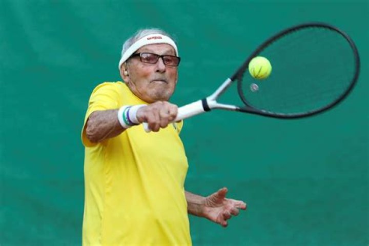 Who is the oldest tennis player to turn pro?