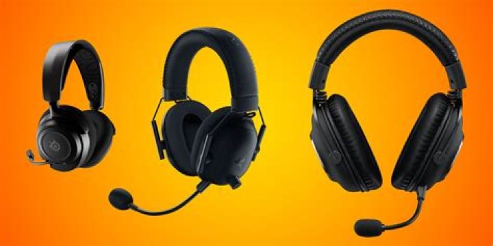 Why do CDL players use 2 headsets?